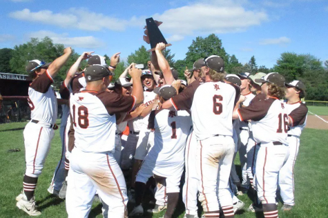 Baseball team wins districts; keeps regional hopes alive